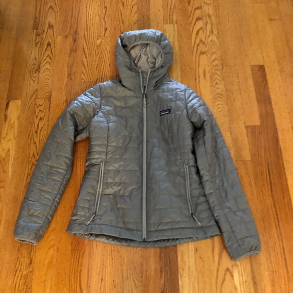 New Patagonia women’s nano puff hoody in feather grey. Size Small.